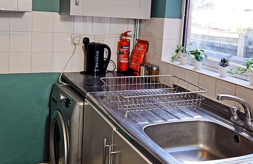 Derby House | Ivy Green House - Central,Wifi,Netflix,Sleeps 7 - Business and Family Friendly