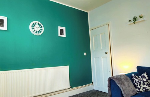Derby House | Ivy Green House - Central,Wifi,Netflix,Sleeps 7 - Business and Family Friendly