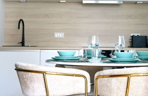 Gmunden Apartment | J.a.d.e Summary: Über