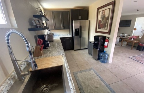 Morongo Valley House | J&B Desert Hideaway Gateway to the Desert; Stunning Views Hot Tub Outdoor Shower