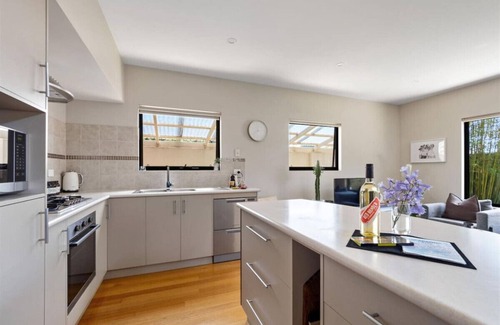 Margaret River Apartment | Jacaranda Lane | Sleek & Modern | Central