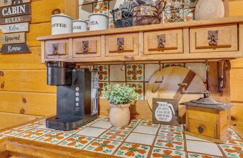 Sautee Nacoochee Cabin | Jacuzzi Cabin Fireplace + Deck 5.9 Mi to Helen