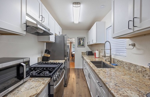 Southeastern Sacramento House | Jacuzzi Delight - Luxe 2BD/2BA Walk to UC Davis Medical Center