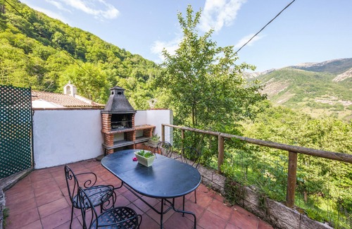 Fresnedo Cottage | Jacuzzi in bedroom with mountain views, barbecue and fireplace