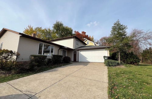 University Heights House | Jacuzzi! Spacious 4-bedroom 3-full Bath house with WiFi and AC near Beachwood
