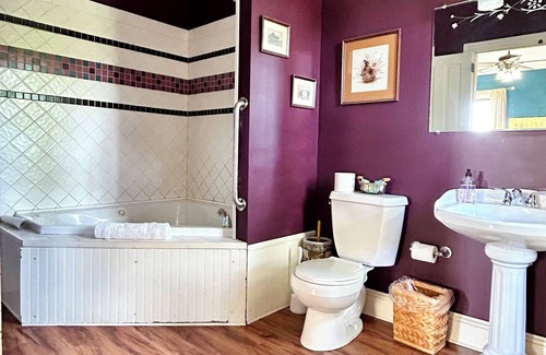 Adamstown Bed & Breakfast | Jade Room at The Amethyst Inn B&B, jacuzzi, fireplace, antiques and Lancaster