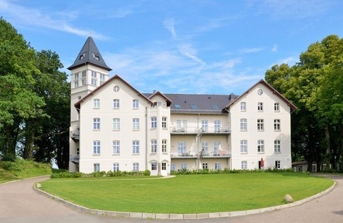 Hohen Niendorf Apartment | Jagdschloss WE 2: comfortable and high-quality furnished 2-room apartment