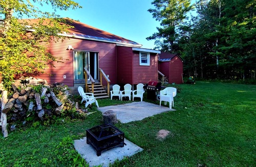 Toivola House | Jake's Bed & Bar 3BR, 7 beds, SXS Snowmobile Trail Access, Fire Pit, Grill, Wifi