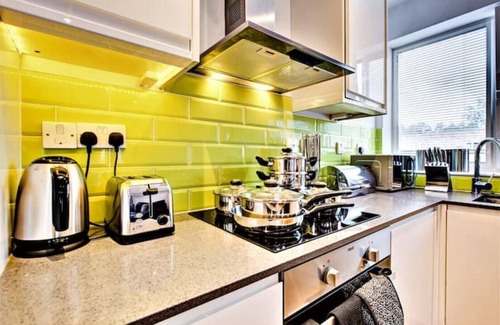 Hemel Hempstead Apartment | Jambo Stays Comfy for contractors, relocators and families. Convinient in Town
