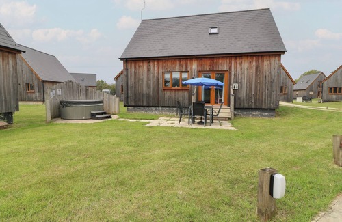 Brigg Cottage | JAMES VILLE MARINA LODGE 21, family friendly, with hot tub in Brigg
