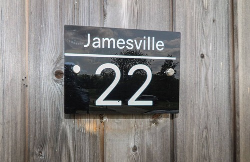 Brigg Cottage | JAMES VILLE MARINA LODGE 22, family friendly, with hot tub in Brigg