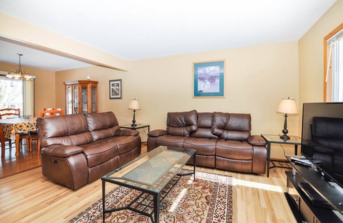 Rochester House | Jasmine House - 3 Bedrooms - 2 bath- 2 Miles From Mayo Clinic/St. Mary's