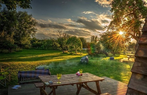 Leighton Buzzard House | Jazz - Delightful en-suite wigwam with hot tub