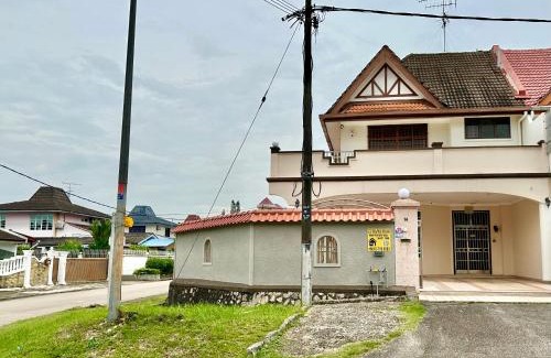 Central District House | JB Town Landed House 22pax near CIQ 4B3B