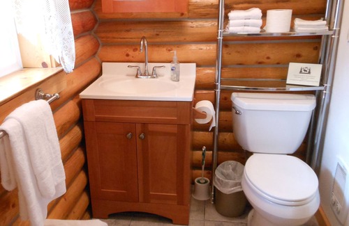 Soldotna House | JBs Alaska Getaway Custom Log Cabin sleeps 6