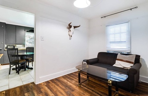 Freetown - Port Rico Apartment | Jefferson Flat - Balcony Suite