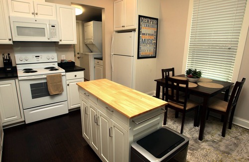 Midtown House | Jefferson Red Door.Charming Renovated Cottage in Midtown