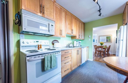 Downtown St. John's Apartment | Jellybean Dream upstairs apt: driveway, 4 bedrooms & near Bannerman Park!