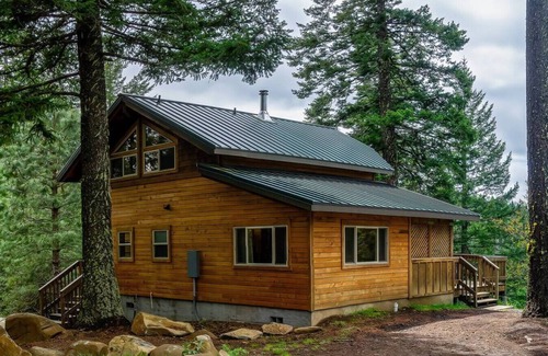 Ashland Cabin | Jenny Creek Cabin w/Jacuzzi and Wood Stove at Green Springs Inn