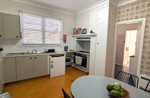 Oberon Ski Chalet | Jenolan Street Chalet-Ideal for large groups | Near Bathurst Races & Town Centre