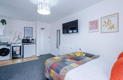 Leamington Spa Apartment | Jephsons Lodge Studio 6 - Town Centre Gem, Parking, WiFi & Free Netflix