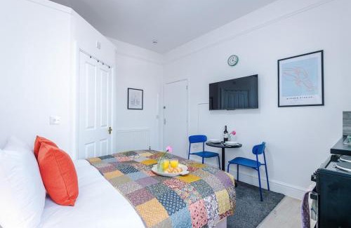 Leamington Spa Apartment | Jephsons Lodge Studio 7 - Town Centre, WiFi, Free Disney & Prime