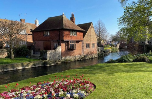 Canterbury Cottage | Jestico's, Retro Central, 1 Foc Parking - Newly listed to Vrbo