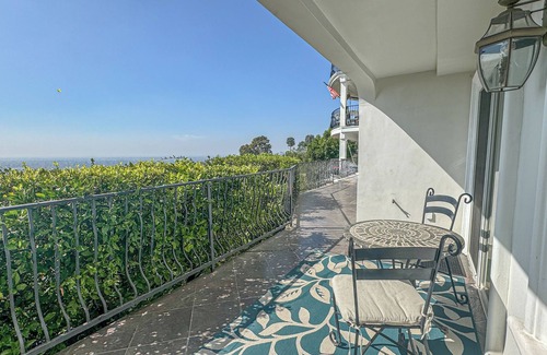 Whittier House | Jetted Tub View Suite: Comfort & Scenic Serenity