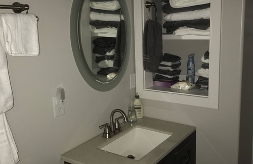 Redmond Apartment | Joan's Place - Quiet, sophisticated full studio w/kitchen