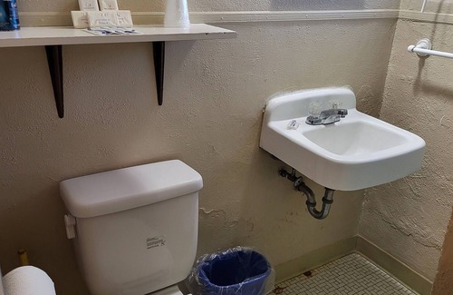 Buchanan Dam Cabin | John Wayne Suite