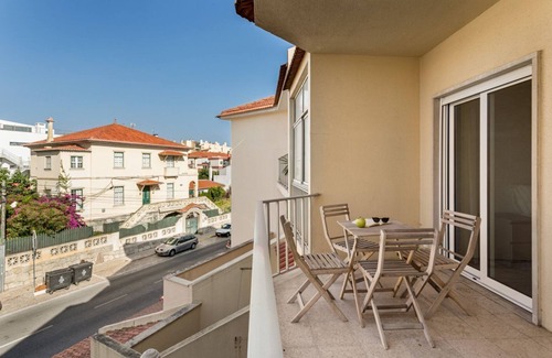 Parede Apartment | JOIVY Cosy apt in Parede near the beach