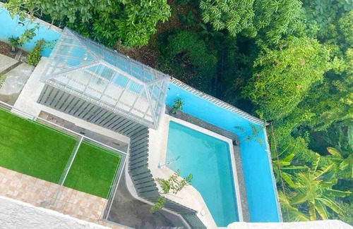 Molynes Gardens Apartment | JoJo’s Stay- Cozy 1BR w/Pool and Breathtaking View
