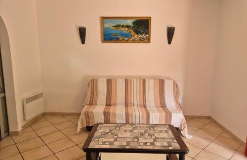 Calvi Apartment | Joli appartement climatisé avec terrasse à moin 10 minutes à pieds de la plage