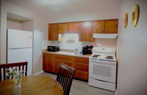 Fairborn Condo | Joshua Jet-Wing, Condo-minutes to Wright Patterson Airforce Base & WSU, WiFi, AC