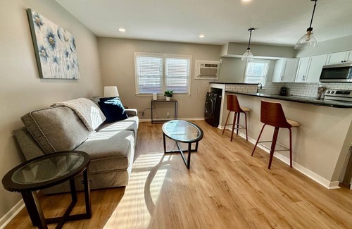 Midtown Apartment | Joslyn 1- Newly Refinished 1 Bdrm