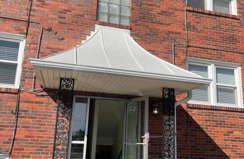 Joslyn Castle Apartment | Joslyn 5-One Bdrm walk to UNMC