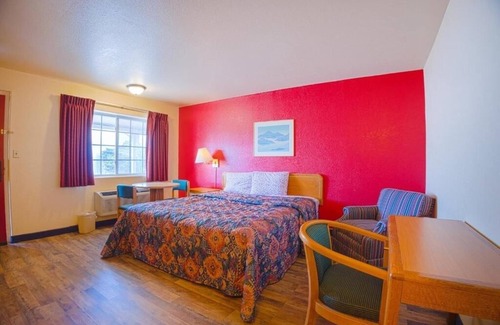 Lordsburg Hotel | Journey Near I-10 Highway In Pet Friendly Guest Room