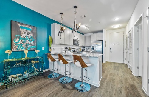 Great Lakes Apartment | Jungle on the Square – Luxury 1BR w/Rooftop Lounge, Pool & Gym Access