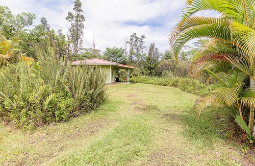 Keaau Cabin | Jungle Studio - Cute and Cozy w/Queen Bed, Wifi, Full Bathroom