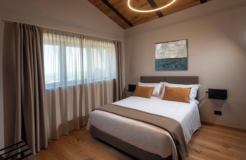 Guarene Bed & Breakfast | Junior suite 103 with balcony - Relais PQlin & Winery.