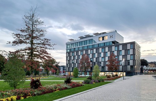 Schwaebisch Gmuend Apartment | Junior Suite Gold mit Panoramafenster und King Size Boxspringbett