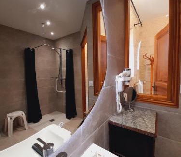 Crepon Apartment | Junior Suite Triple PMR Résidentielle avec cuisine au Manoir de Mathan à Crépon 5mn d'Arromanches et 10 mn de Bayeux