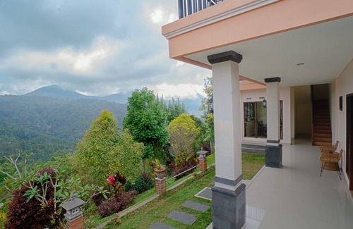 Gobleg House | Junior Suite w/Garden View in Munduk