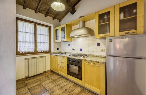 Castiglione del Lago Apartment | Juniper apt with shared pool family fun, Castiglione del Lago, Italy