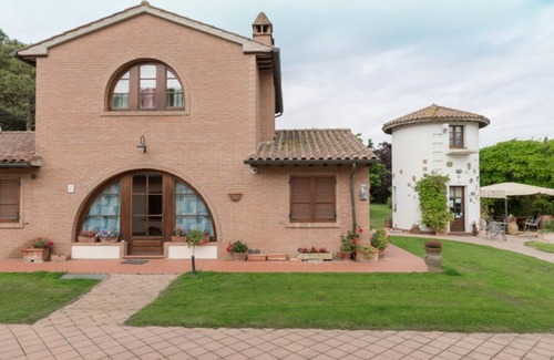 Castiglione del Lago Apartment | Juniper apt with shared pool family fun, Castiglione del Lago, Italy