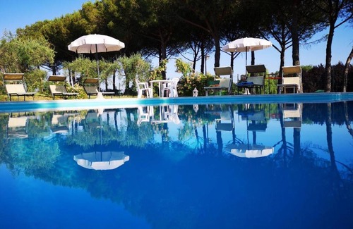 Castiglione del Lago Apartment | Juniper apt with shared pool family fun, Castiglione del Lago, Italy