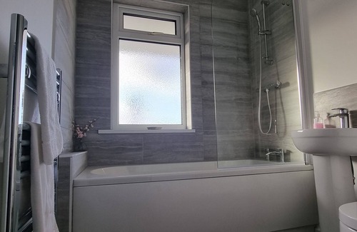 Southampton Apartment | Juniper downstairs apartment sleeps 7 people