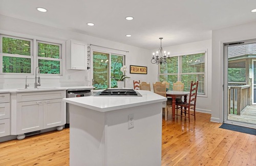 Three Oaks House | Juniper Presents: Treehouse - An Elegant & Spacious Retreat on 1.25 Secluded Acr