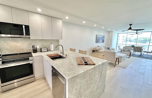 Jupiter Condo | JUPITER BEACH RETREAT WALK TO BEACH AND POOL!