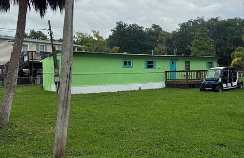 Weeki Wachee Gardens Cottage | Just a couple minute paddle to hospital hole in Weeki Wachee. Pet friendly.